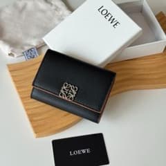 LOEWE ブラック レザー 三つ折り財布 - メルカリ