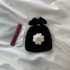 【ハンドメイド】お花モチーフミニ巾着 手編み ポーチのサムネイル