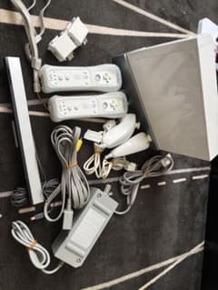 Wii 本体 セット 2つのリモコン付きのサムネイル