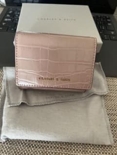 【商品名】チャールズ&キース CHARLES&KEITH 財布 三つ折り財布のサムネイル