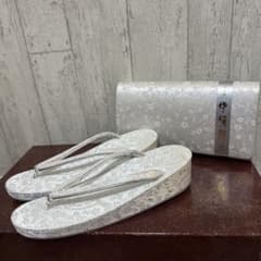 ☆新品未使用☆礼装用佐賀錦シルバー系草履バッグセット　フリーサイズ 草履バッグ セット 佐賀錦 銀 シルバー 金 ゴールド フリーサイズ 日本