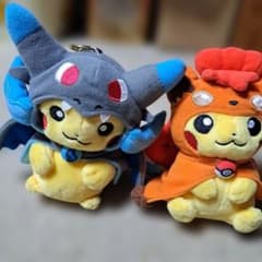 メガリザードンXのポンチョをかぶったピカチュウマスコットロコン