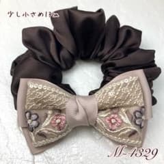 ハンドメイドシュシュM-4329♡ブラウンサテン♡インド刺繍リボン付♡ ハンドメイドシュシュM-4329♡ブラウンサテン♡インド刺繍リボン付