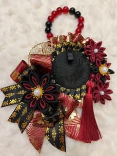 ハンドメイド ロゼット 和風 つまみ細工 赤黒のサムネイル