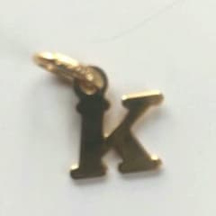 750刻印　ゴールド　イニシャルチャーム 750刻印 イニシャルチャーム - メルカリ