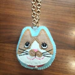 猫の顔 フェルトチャーム 金色チェーン付きのサムネイル