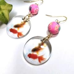 浴衣にも！金魚のガラスカボションと和柄のクレイビーズ　ピアス　イヤリングのサムネイル