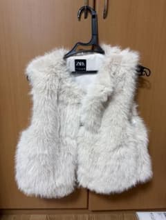 ZARA フェイクファーホワイトベストのサムネイル