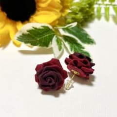 バラのピアス~つまみ細工~のサムネイル