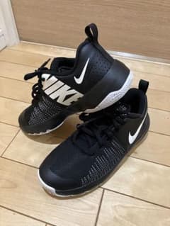 値下げ！バスケットシューズ　23.0 NIKEキッズのサムネイル