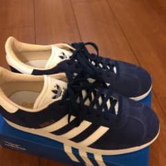 アディダススニーカーのサムネイル