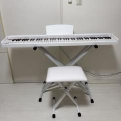 【お値下げ中‼️】電子ピアノ ホワイト スタンド・椅子付きのサムネイル