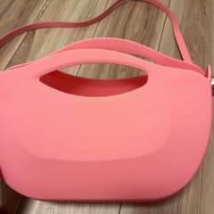 CHARLES & KEITH ラバー ショルダーバッグ ピンクのサムネイル