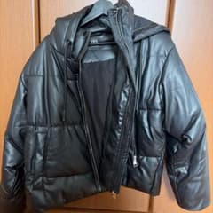 ZARA フェイクレザー フード付き ダウンジャケット ブラックのサムネイル
