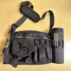 黒いナイロンボディバッグのサムネイル