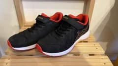 asics 子供用スニーカー 黒/赤 ベルクロ付きのサムネイル