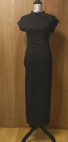 ZARA新品　ストレッチ素材ワンピース　ハーフネックのサムネイル