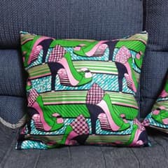 ラスト一点！【ハンドメイド】アフリカ布のハイヒール柄クッションカバーのサムネイル