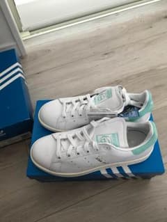 adidasのサムネイル