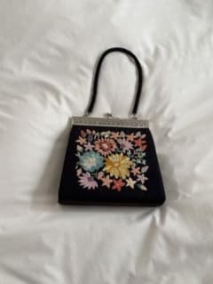 花柄刺繍の黒いハンドバッグのサムネイル