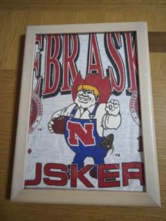 ​【90sビンテージ】ネブラスカ大学カレッジTシャツ アートフレーム 壁掛け仕様のサムネイル