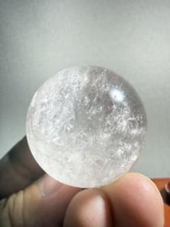 新品 ヒマラヤ水晶 大玉 丸玉 珠サイズ 39mm 台座 浄化 天然石 虹入り