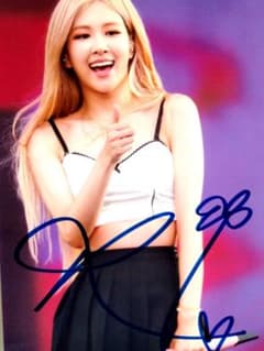 セール中…ロゼ直筆サイン入り2Lサイズ写真…Rose…BLACKPINK… - メルカリ