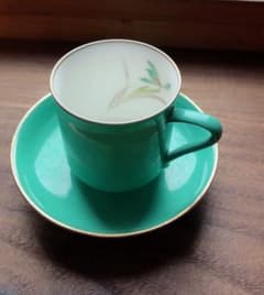 香蘭社のターコイズの陶器製カップとソーサー、金縁の花柄デザインのサムネイル