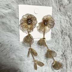 ゴールド 花モチーフ ロングピアスのサムネイル