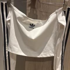 A*様 adidas オフショルダー クロップドTシャツ　アヒョンのサムネイル