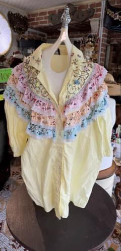 パステルカラー フリル刺繍ブラウスのサムネイル