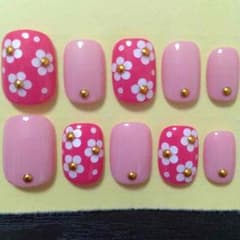 パステルピンク×デイジー柄ネイルのサムネイル
