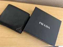 PRADAの二つ折り財布のサムネイル