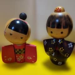 木製こけし人形 赤と黒の花柄 - メルカリ