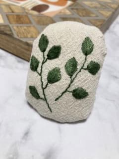 ほっこり雑貨 ふわふわ綿入りリーフ柄の刺繍ブローチのサムネイル
