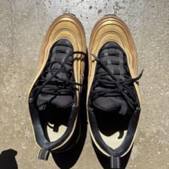 NIKE AIR MAX 97 ゴールド ブラック スニーカーのサムネイル