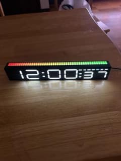 ほぼ新品　LED デジタル置時計のサムネイル