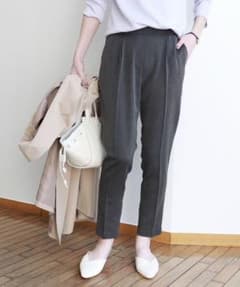 チャコールグレー テーパードパンツ　センタープレスパンツのサムネイル