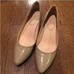 美品 ベージュ エナメルパンプスのサムネイル
