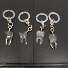 歯のアクセサリーキーホルダー 4個セットバラ売り可能のサムネイル