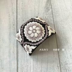 インド刺繍リボン　黒地に花のデザイン刺繍 ポニーフック　(ソフトワイヤー入り)