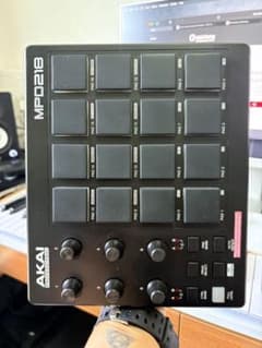 AKAI Professional MPD218 MIDIパッドコントローラーのサムネイル