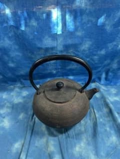 金属工芸品 / 南部鉄器 鉄瓶 丸形 糸目模様 / 鋳鉄製 煎茶 茶道具