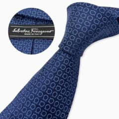 Salvatore Ferragamo シルクネクタイ ガンチーニ総柄 ネイビー - メルカリ
