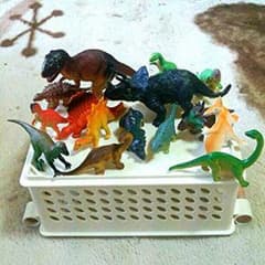 恐竜のフィギュアのサムネイル