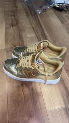 NIKE AIR FORCE 1 ゴールド スニーカーのサムネイル