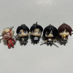 進撃の巨人ガチャガチャ　リヴァイ衣装違い2点、ミカサ、巨人、サシャのサムネイル