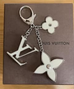 ルイヴィトン ビジューサック フルール ドゥ エピ 白 チャーム