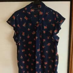 新品 未使用 ZARA 半袖ブラウスのサムネイル