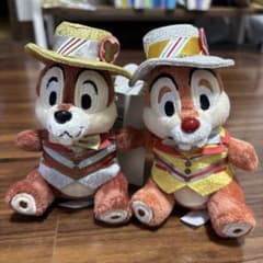 디즈니랜드 30주년의 칩과 데일의 봉제인형 배치